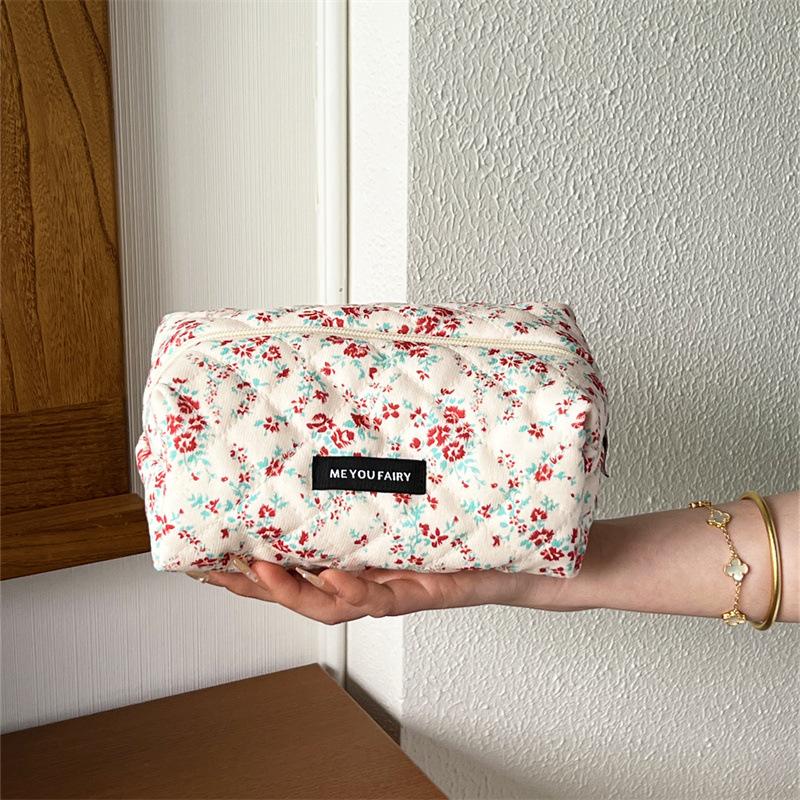 Cute Floral Quilted Makeup Bag Portable Coin Storage Travel Zipper Bag Compact Multi-Purpose Cosmetic Storage Pouch