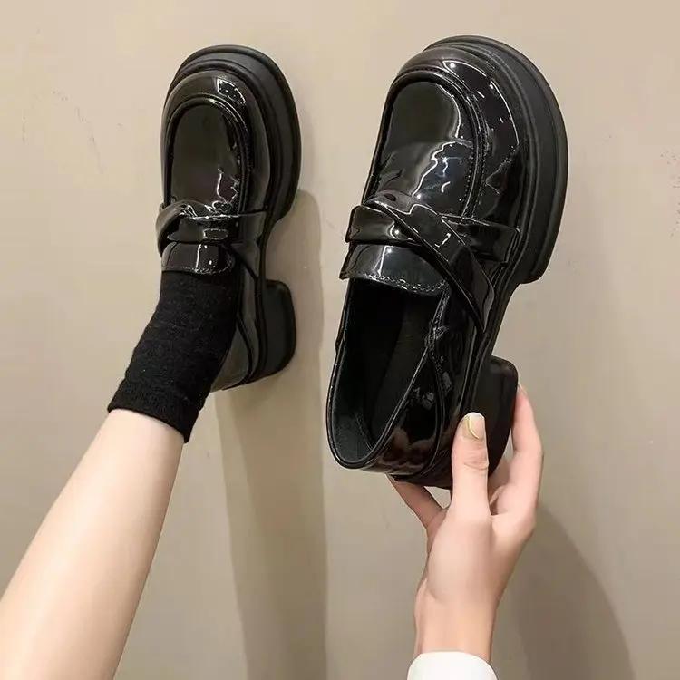2024 Höst Nya Brittisk Stil Lackläder Dam Retro Tjocksulade Loafers Dam Enskor