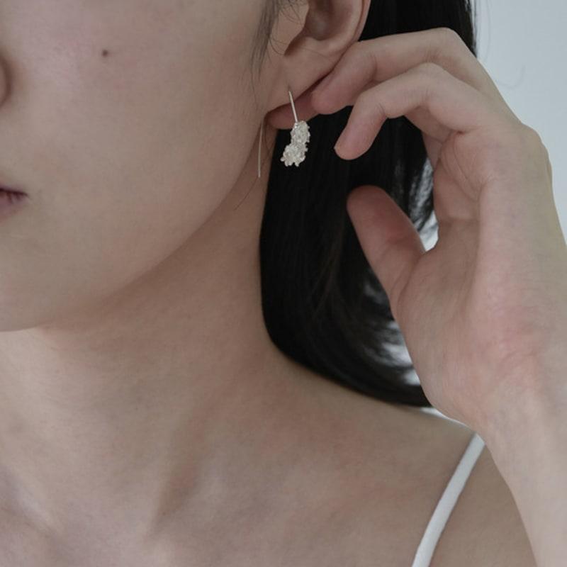 Mouvebament White Mini Drop Earring_Silver925