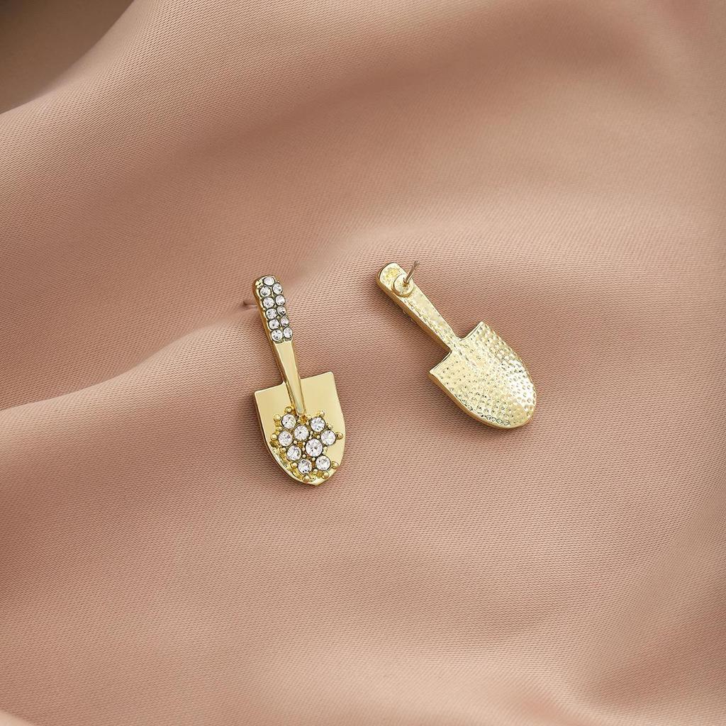 Personalized Diamond-Inlaid Spade Earrings, Silver Needle, Creative Design, Simple Fashionable Ear Studs for Women