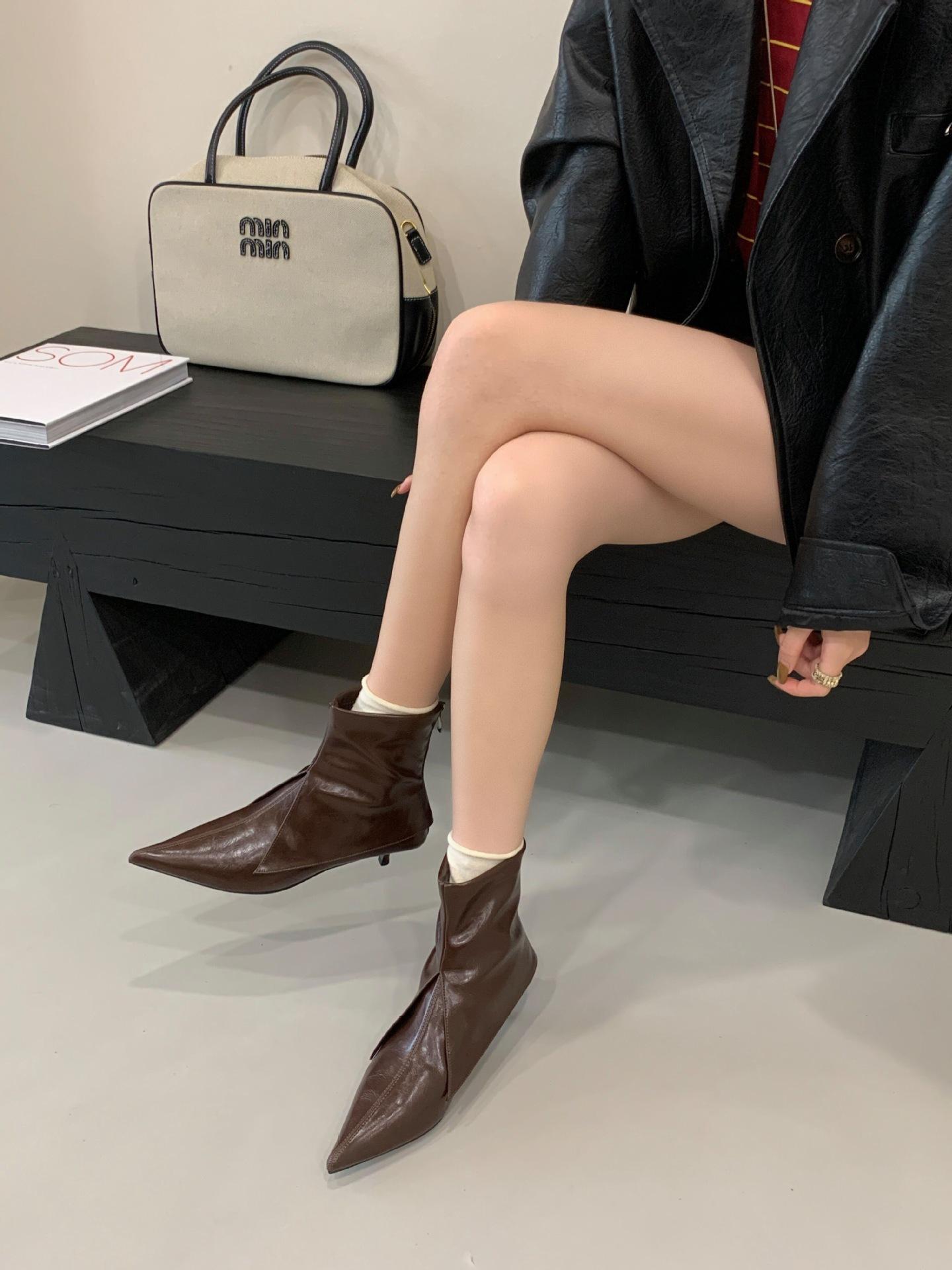 

2025 autumn and winter new fashion short boots women s pointed head low heel simple temperament thin short boots 39 темно-коричневого кольору