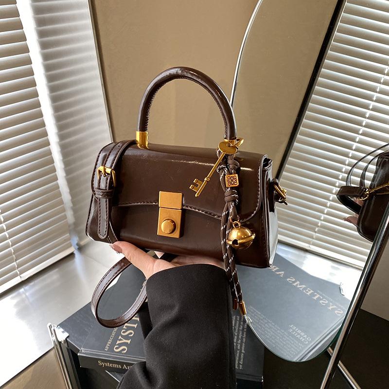 Small bag women's autumn and winter retro new versatile shoulder messenger bag portable work small bag