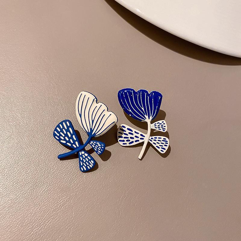 Fashionable Blue And White Asymmetrical Flower Earrings Ins With Simple And High-end Design Personalized Earring Accessories