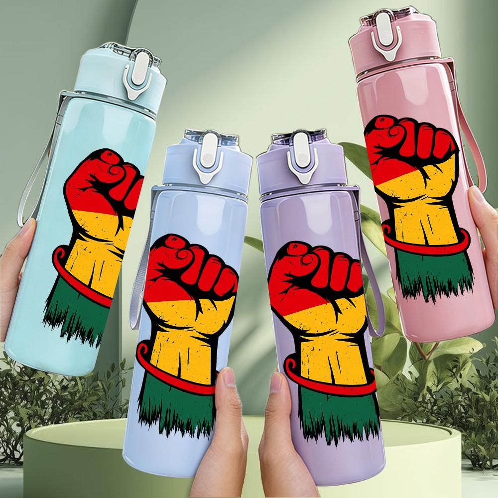 1PC Raised Fist Art Pattern 750ml Color Plastic Sports Water Bottle Leakproof Flip Straw Lid Suitable for Sports Office Home Use