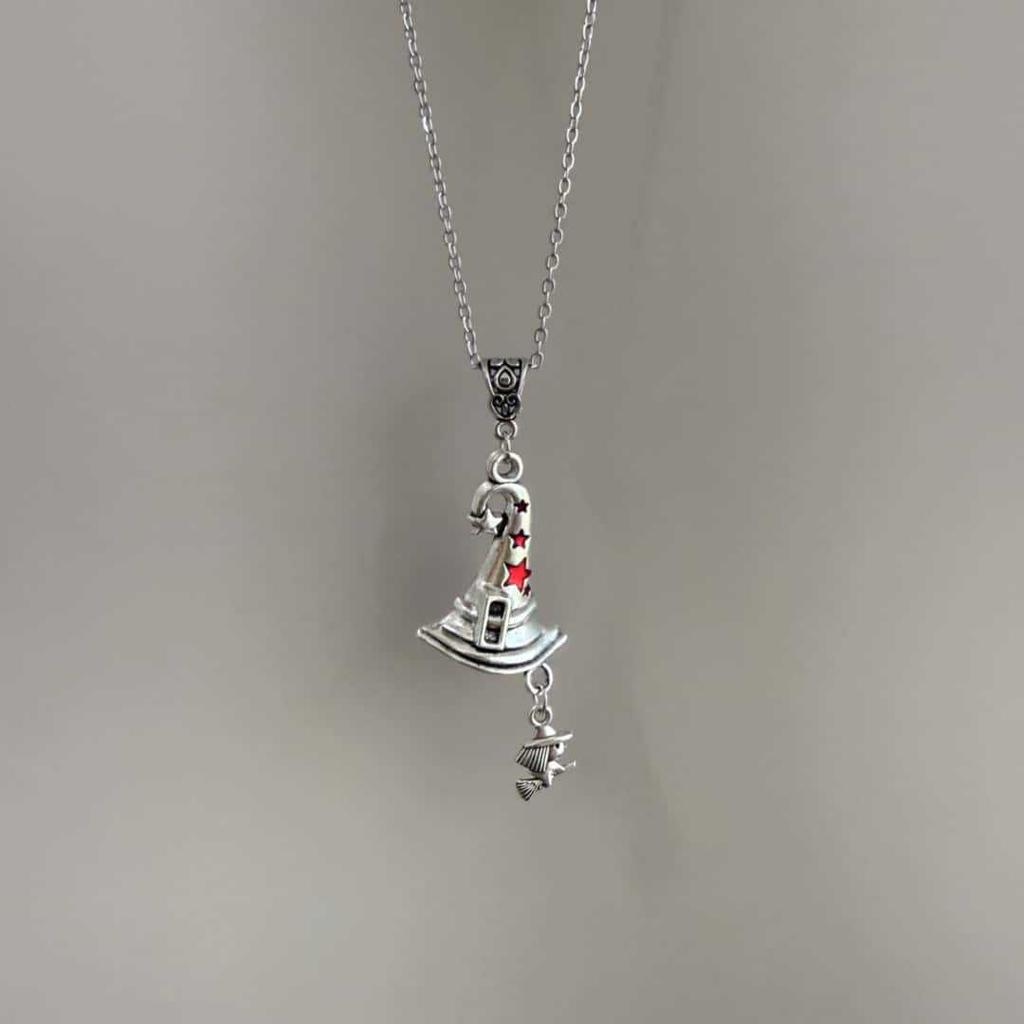 Originální náhrdelník s přívěskem čarodějnického klobouku na Halloween - Doplňky s kostýmovou tématikou - Šperky na zakázku