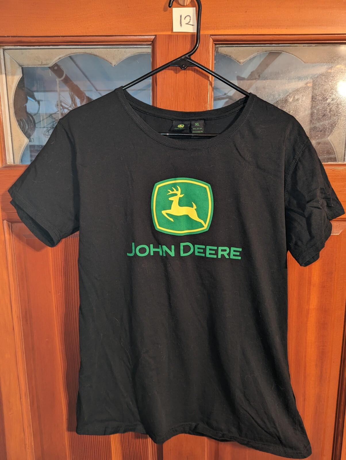 John Deere Black Logo Graphic T-Shirt Size XL Country Green Yellow Unisex T-Shirt S