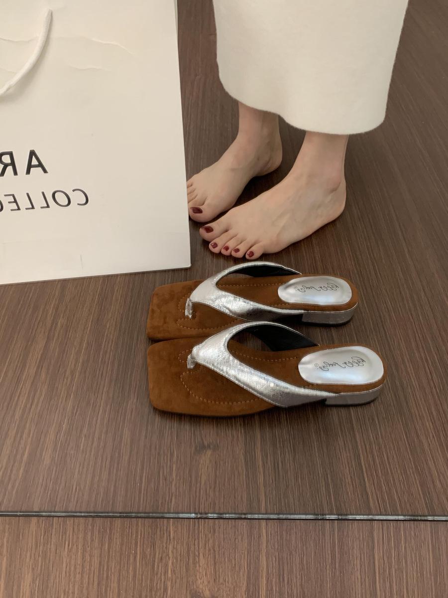 

Retro niche low-heeled flip-flops are versatile and not tiring. French stunning square head cool slippers women s summer wear 40