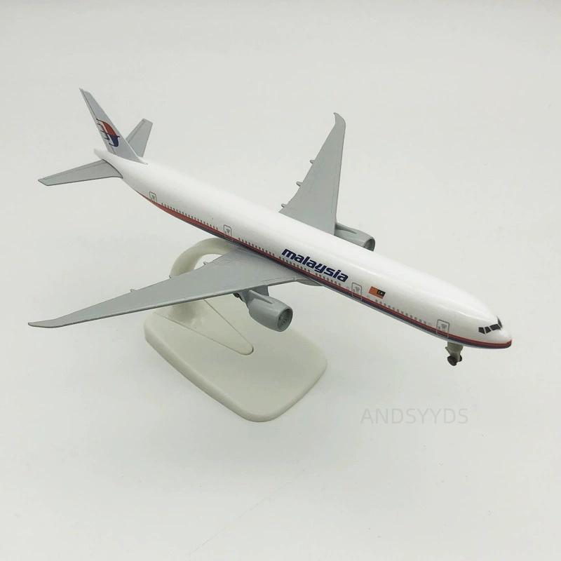 Collection Model B777 Malaysia Airways Aircraft 20cm Diecast Metal Alloy 1/400 Scale Plane With Airplane Stand Aviation Ornament