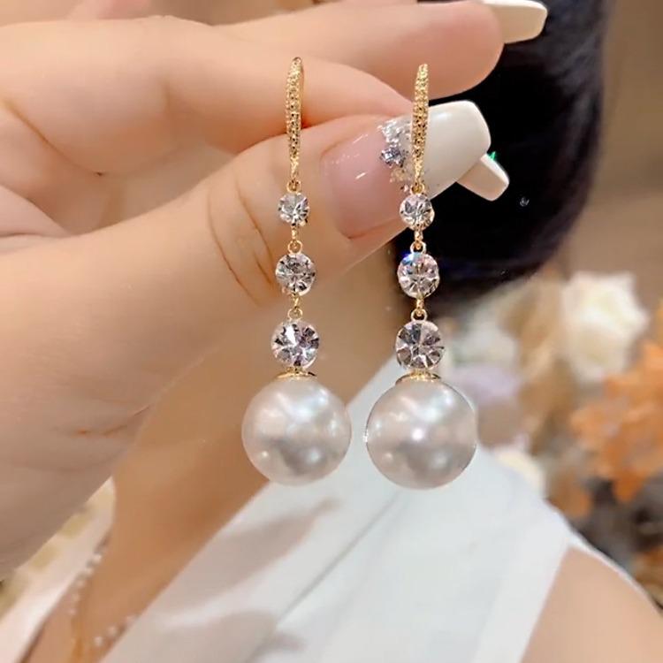 

Elegant Pearl Pendant Earrings: Versatile and Slimming for Women - 2025 Trend.