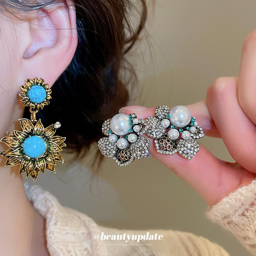 Silver Needle Vintage Rhinestone and Pearl Geometric Floral Stud Earrings