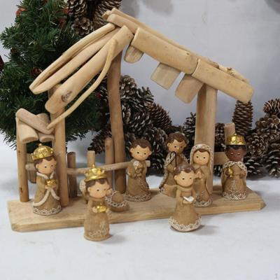 Christmas Decorations Manger Ornament Holiday Gift Sturdy Collectable Nativity Stable Wooden