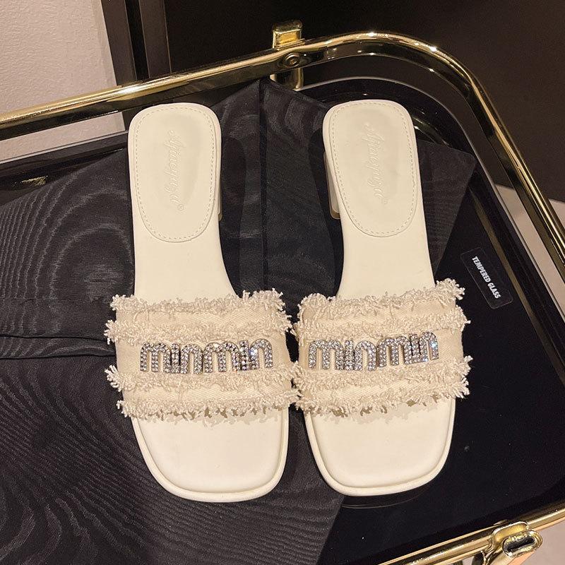 

French thick-heeled slippers for women s summer wear 2025 new rhinestone small fragrant style with skirt versatile medium-heeled cool slippers 40 бежевий