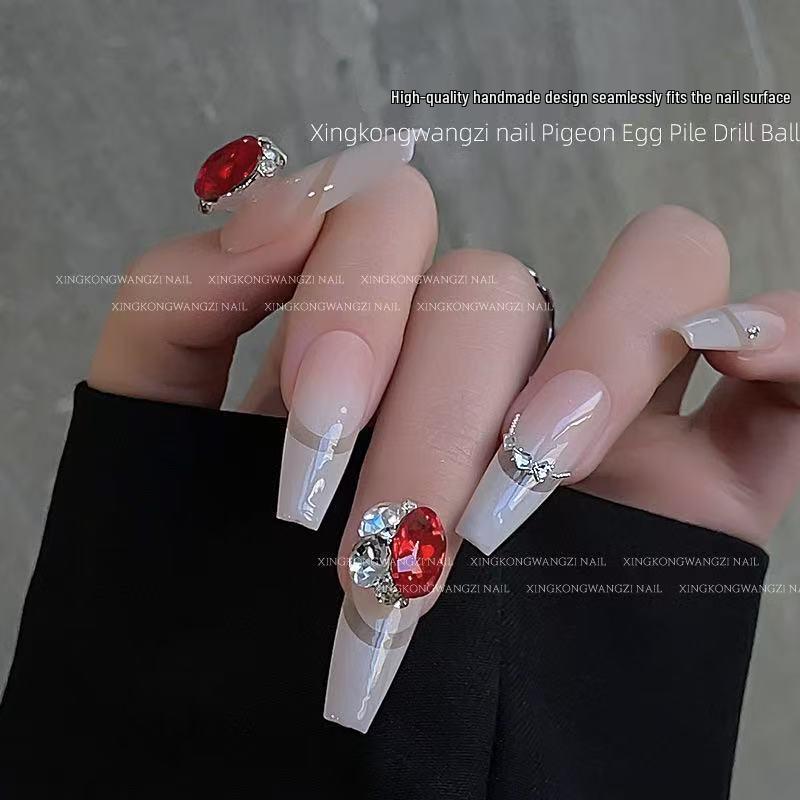 

Овальный хрустальный нейл-арт: Акценты из сверкающих драгоценных камней