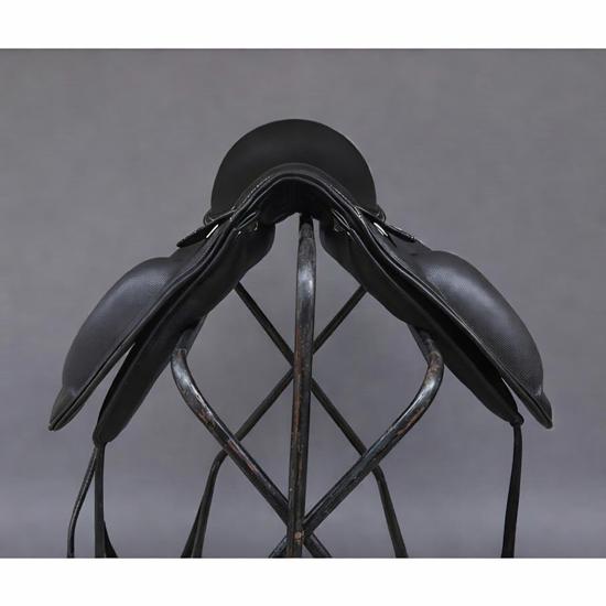 Kožené Drezurní Sedlo s Dvojitými Křídly a Vyměnitelnými Komorami – Elegantní Design Zadní Části