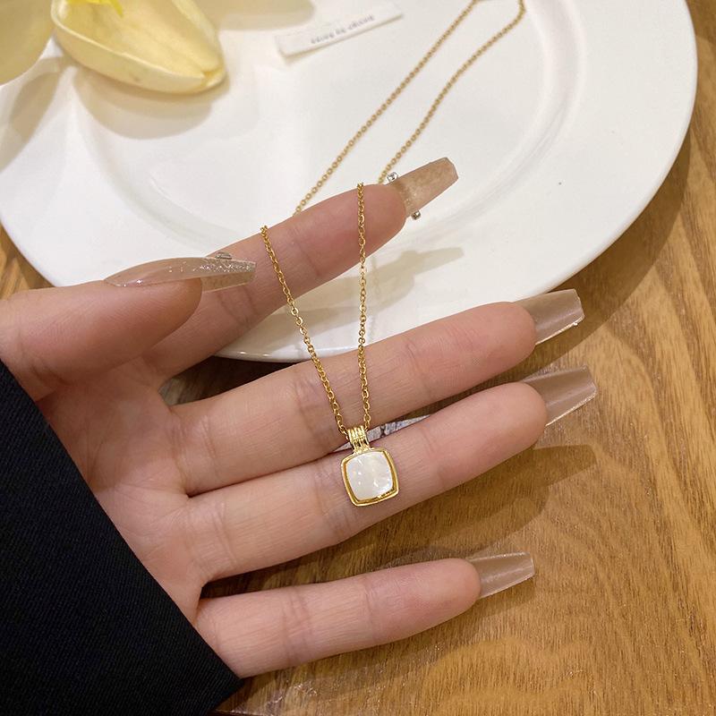 BLINGBAY Colier cu pandantiv pentru femei Colier retro din oțel titan pandantiv versatil Bijuterii cu lanț de nișă pentru claviculă Bijuterii pentru fete de petrecere Cadou