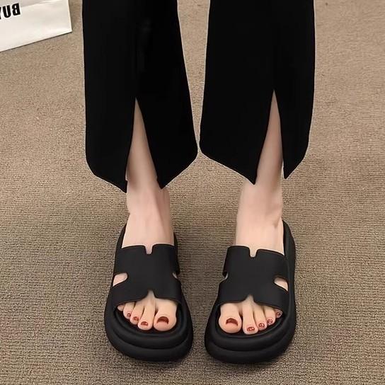 

Крутые шлепанцы на толстой подошве женские летние для улицы 2025 новые модели с юбками модные супер огонь для отдыха пляжные на перемычке 40 чёрный