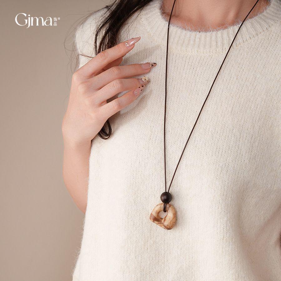 Autumn and winter retro irregular hollow resin pendant necklace light luxury high-end sweater chain fashion versatile necklace women