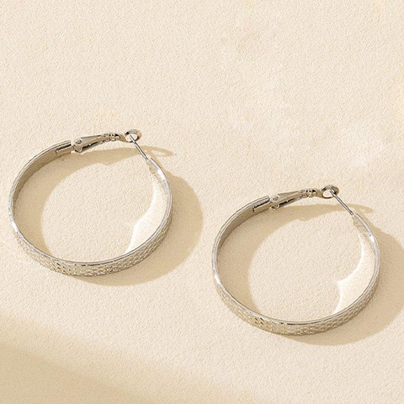 

A pair of fish pattern earrings, matte texture, fashionable atmosphere, retro and elegant earrings, earrings.