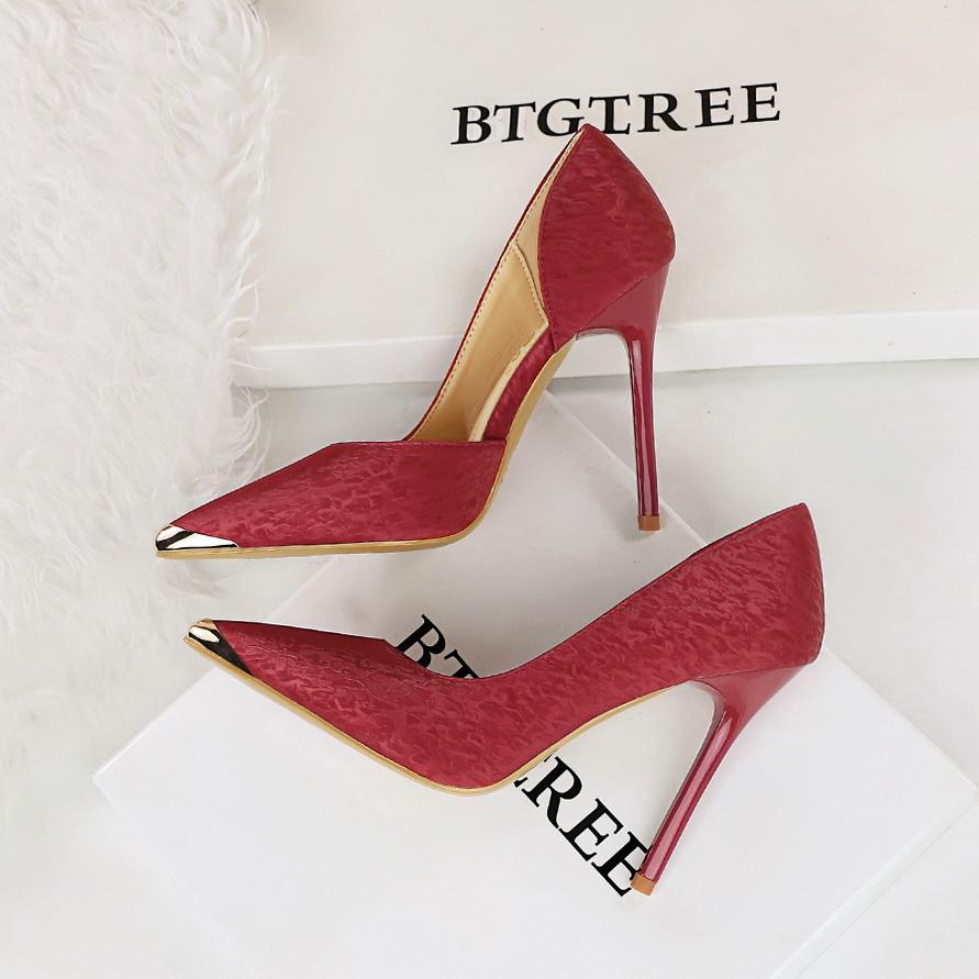 Spitze, spitz zulaufende, flache, ausgehöhlte High Heels für Damen, dünne Absätze, dekorative Metallsilberschuhe