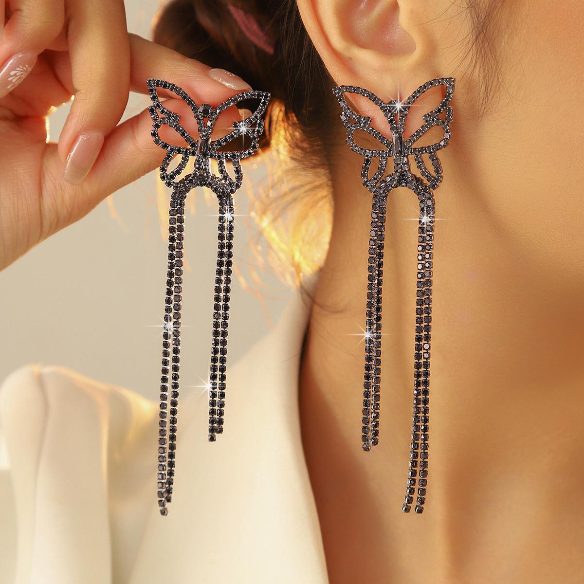 

Классические длинные серьги-кисточки с синей хрустальной цепочкой-коготком и подвесками-бабочками