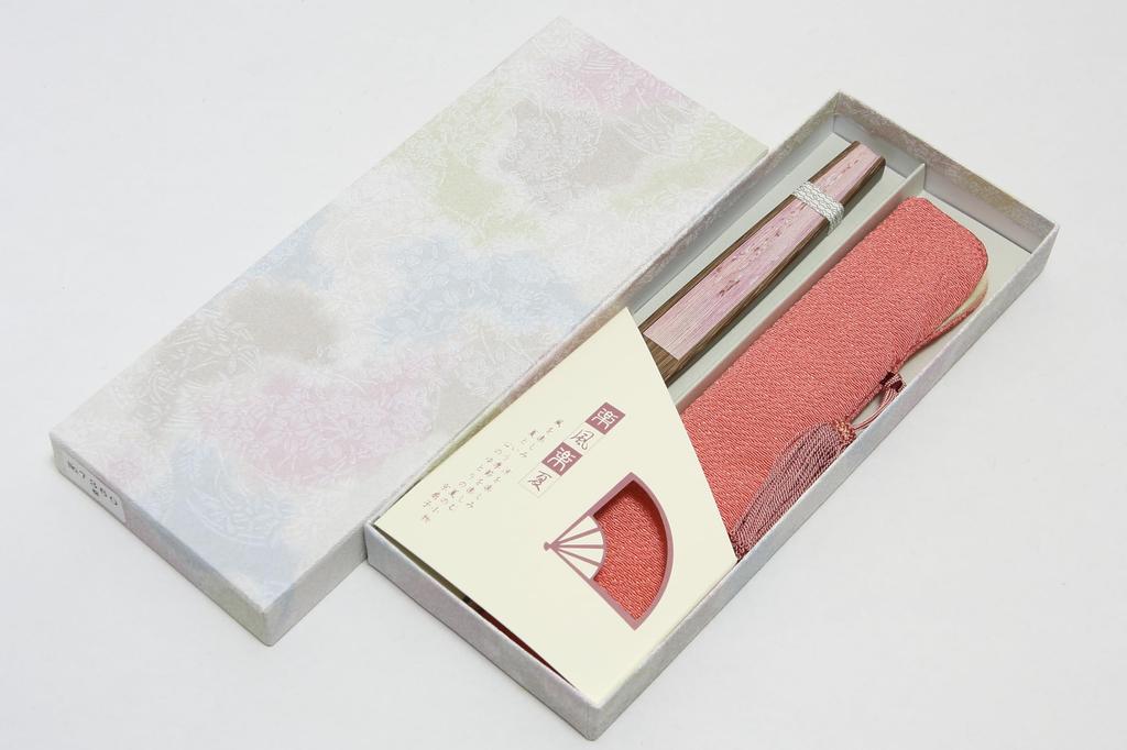 [Hasegawa] Kyoto-style fan, cherry blossom pattern, pink, carved clove wood, double-sided design, handmade by Kyoto craftsmen, fan case included, in