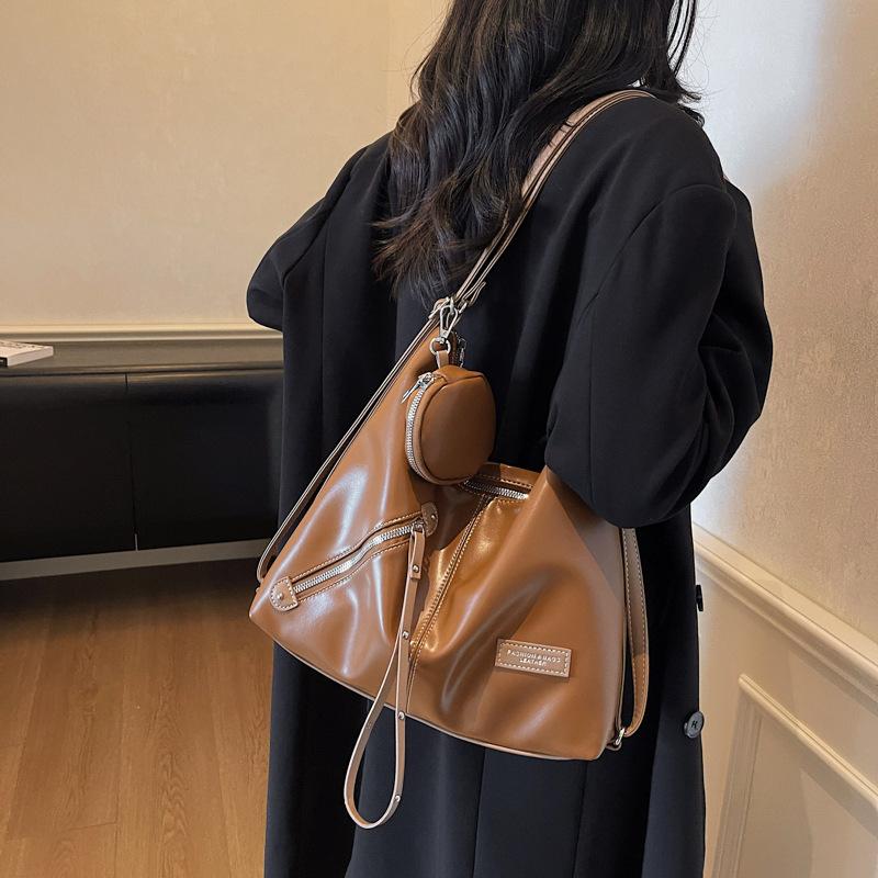 Niche design sense locomotive style cool soft leather double shoulder tote bag fashionable versatile large capacity shoulder messenger bag women