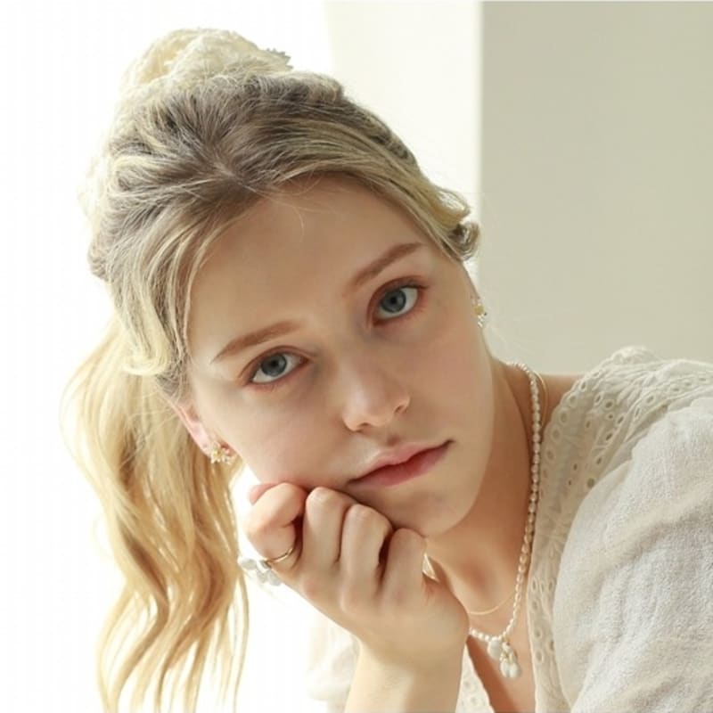 Dana Burton Daisy Flower Gopchang Band Scrunchie