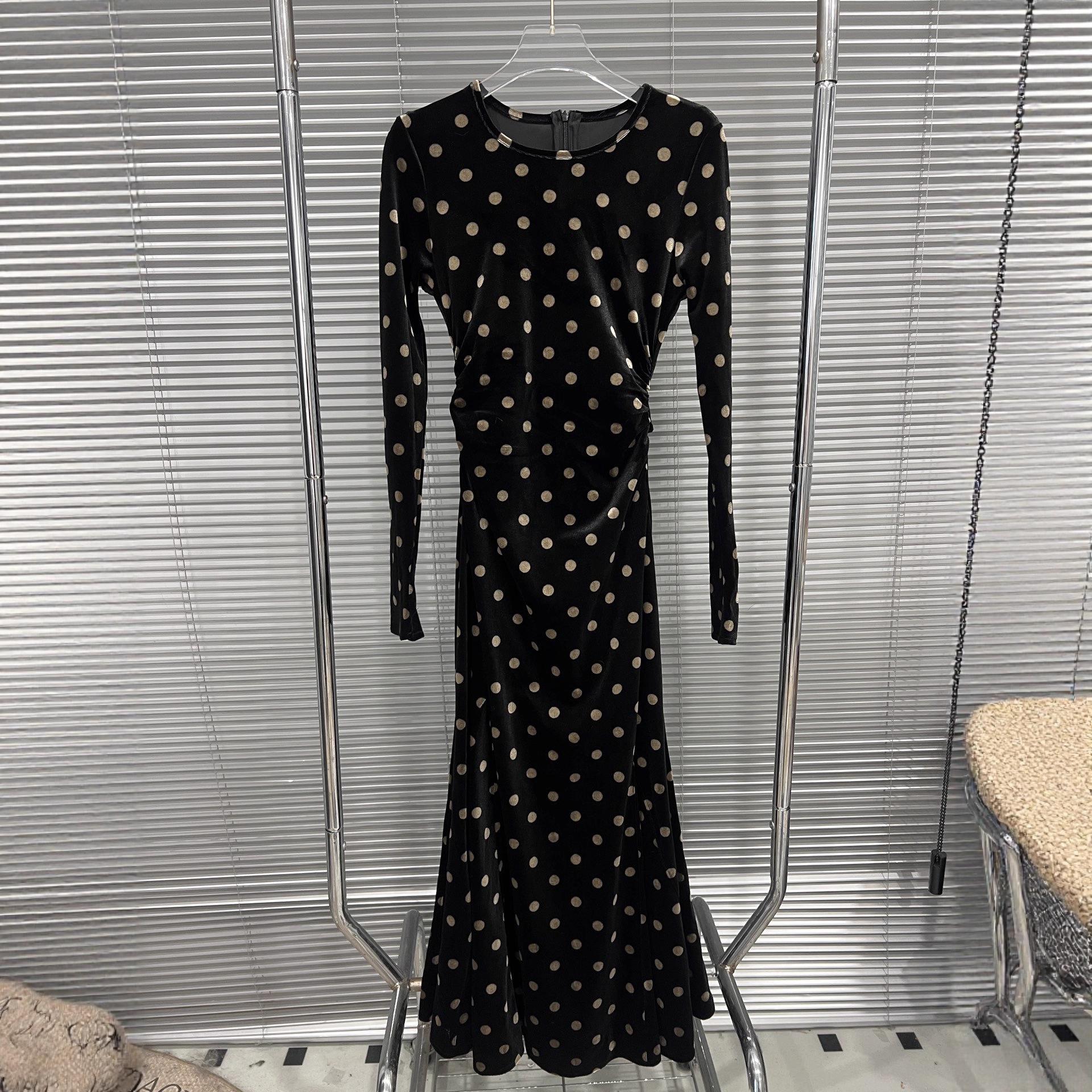 2025 Autumn/Winter Korean Black Velvet Polka Dot Long Sleeve Slimming Dress Medium чёрный