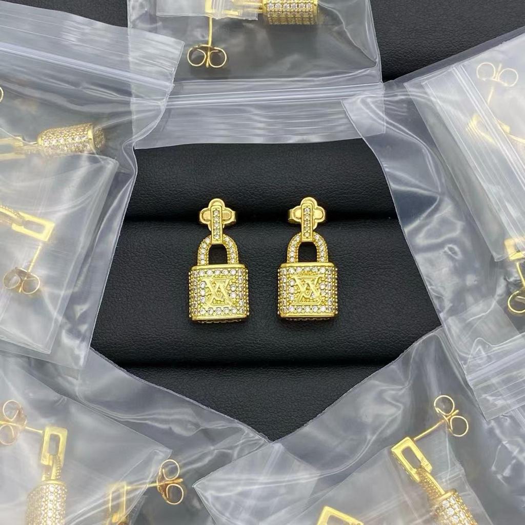 Elegant Mother-of-Pearl Four-Flower Earrings - Classic High-Quality Fashion.