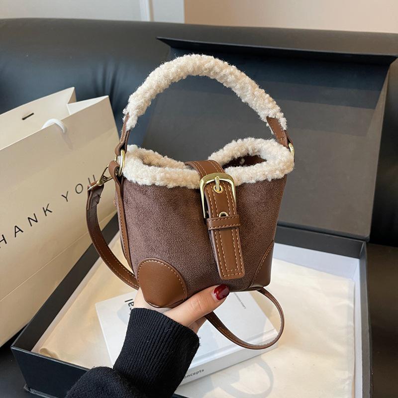 

Плюшева сумка-відро кросбоді в стилі ретро Y2K: Жіноча міні-сумочка з необробленим краєм, універсальна для осені та зими 13x11x12 cm кавовий