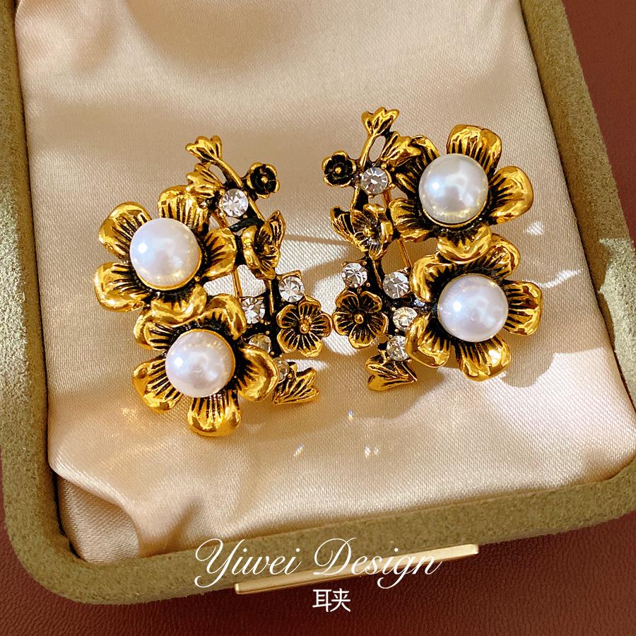 Vintage Rhinestone Pearl Flower Ear Clip Earrings – Elegant, Fashionable Accessories for Women