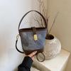 Retro casual texture contrasting color bucket bag 2025 autumn and winter new fashionable versatile simple portable shoulder messenger bag