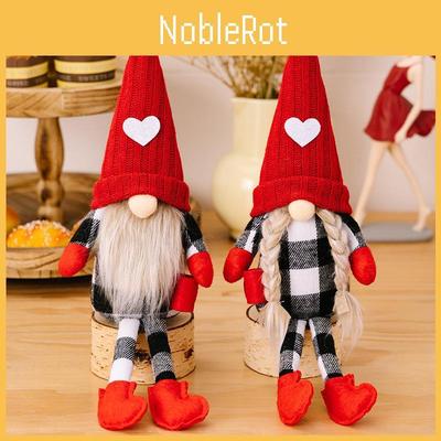 Entzückende Weihnachtsgnom-Figur mit gemütlicher roter Strickmütze und Kaffeetasse