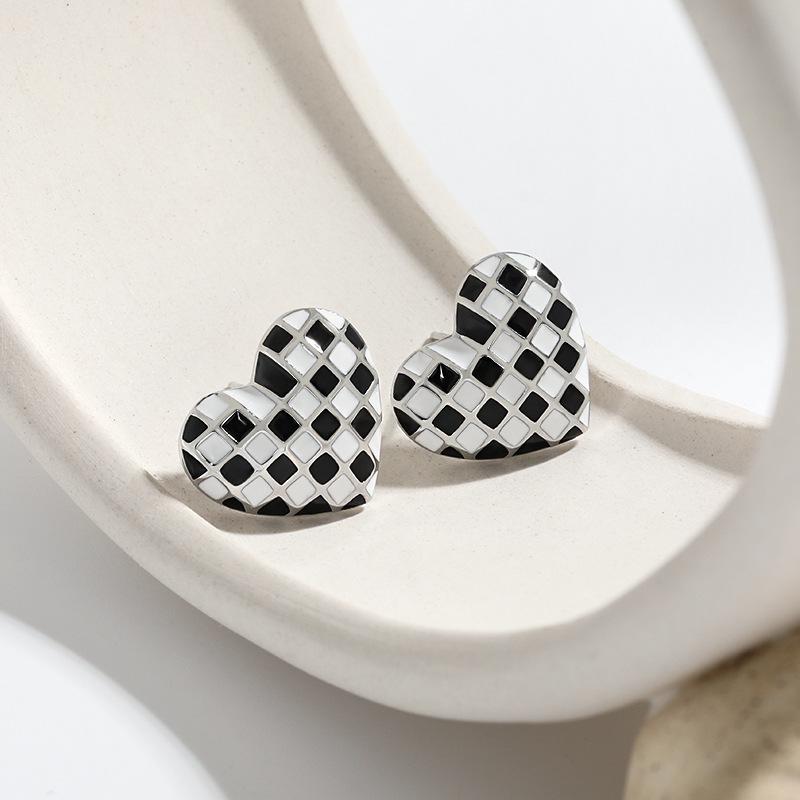 European Retro Checkerboard Heart Stud Earrings: Black & White Enamel Resin for Women