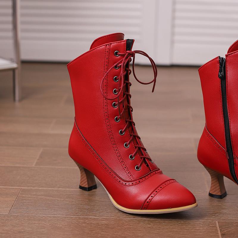 Korta klackskor för kvinnor Enfärgad spetsiga retro snidade korta stövlar Höst och vinter Nya stora kvinnor