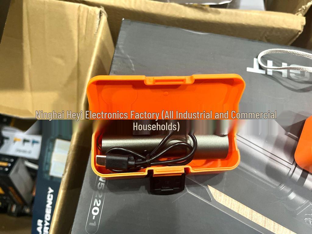Multi-functional Aluminum Alloy Portable Flashlight - Push-Pull Zoom & Emergency Lamp
