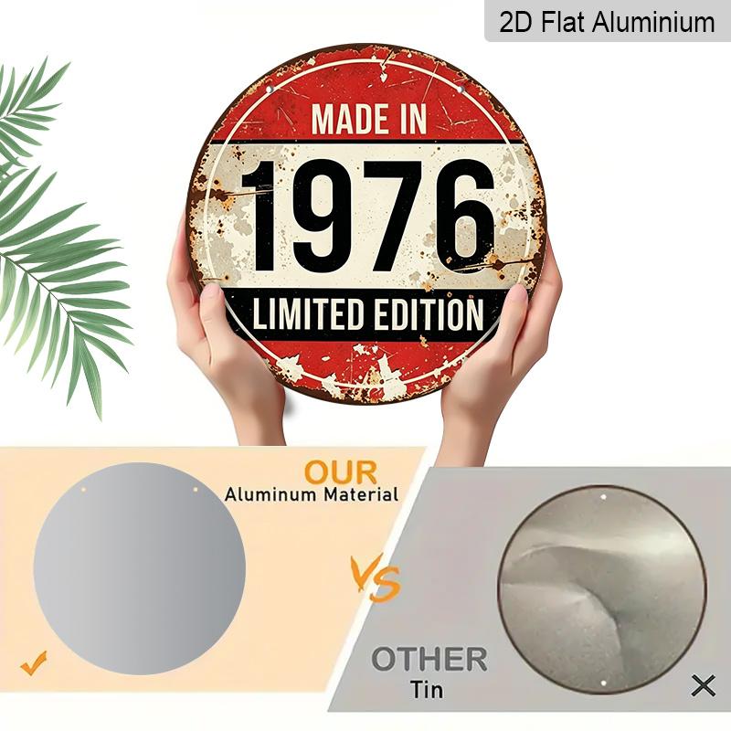 2D Flach - Dies ist ein Vintage-Metallschild der limitierten Auflage von 1976 mit einem Retro-Design in Rot, Schwarz und Beige mit einem abgenutzten Ende. Es ist gemacht aus