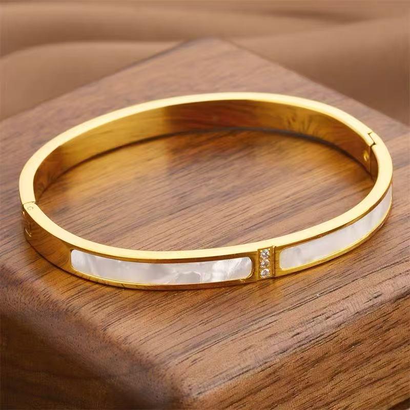 2025 French Light Luxury Tri-Scallop White Shell Titanium Steel Bracelet for Women - Elegant Gold Buckle Design