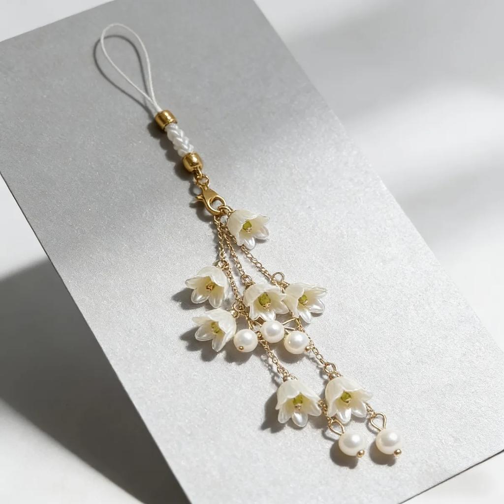 1 Instagram-style white lily phone charm and bag accessory—a delicate, sophisticated, and elegant phone strap