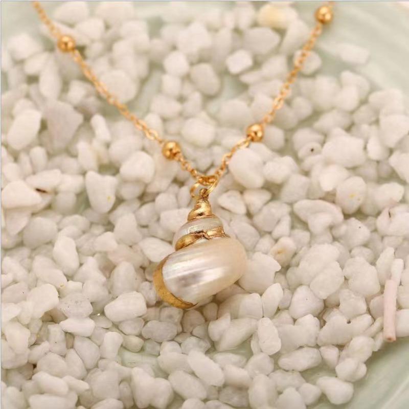 European and American Gold-plated Edge Beach Conch Pendant Necklace, Female Creative Retro Natural Conch Necklace