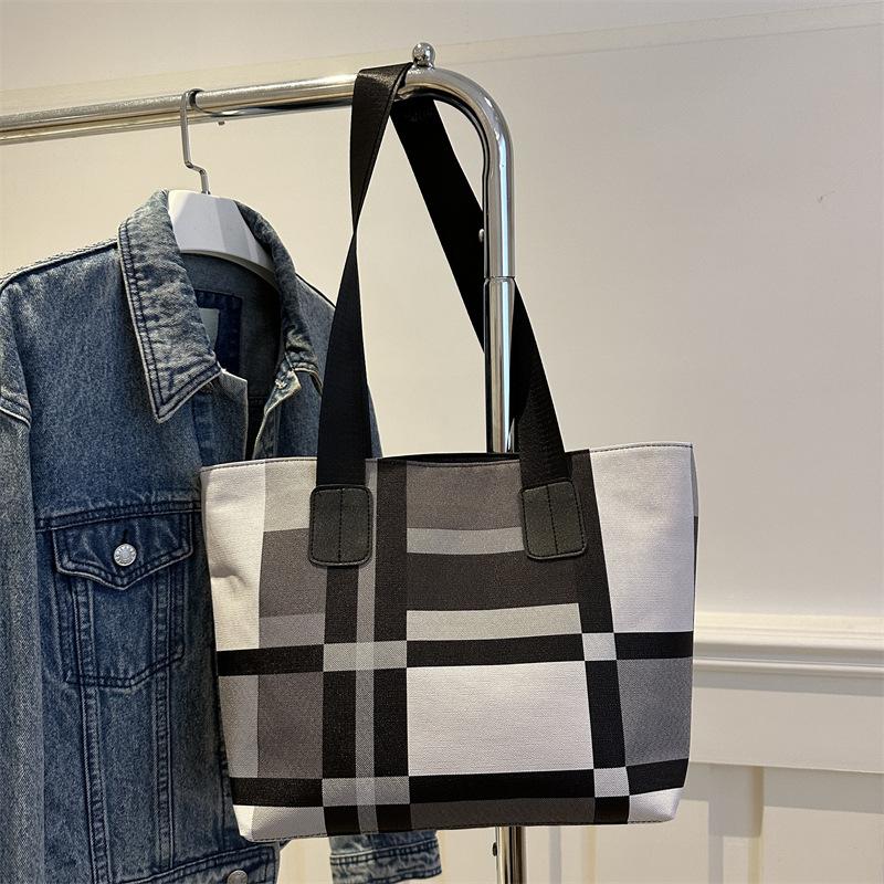 

2025 новая женская сумка модная трендовая контрастного цвета клетчатая большая сумка простая повседневная сумка через плечо универсальная сумка для работы серый