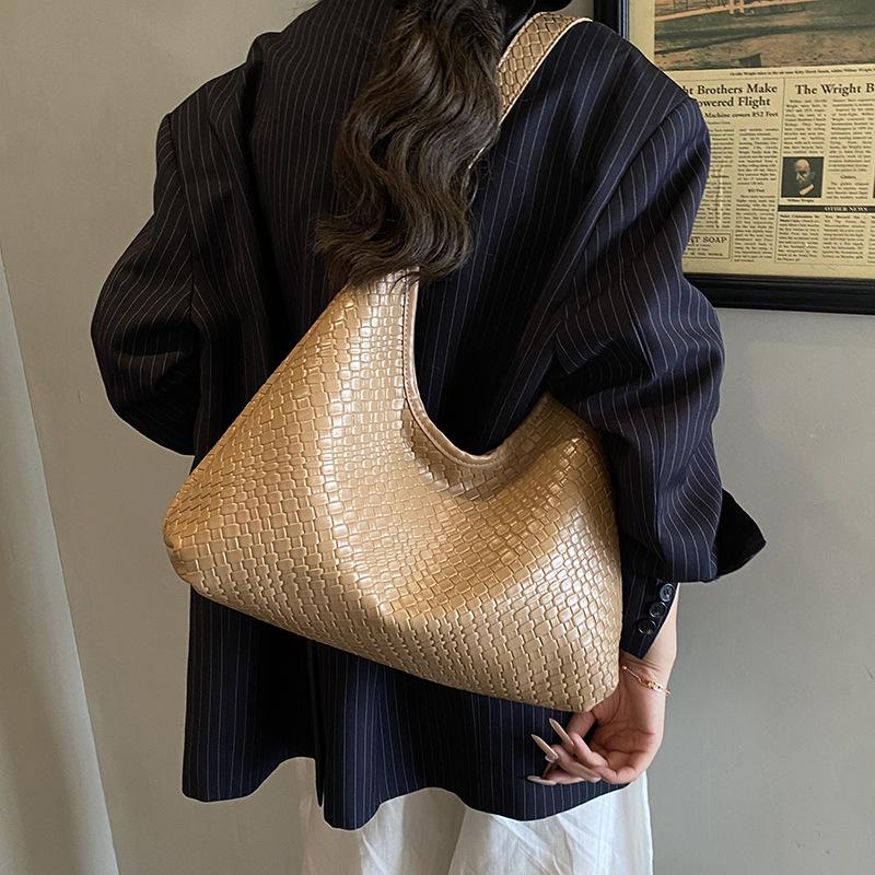Woven Simple Bucket Bag, New Fashionable Large-capacity Shoulder Bag, Niche Personalized Underarm Bag