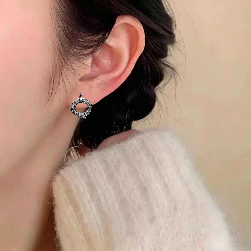 Q-Shaped Diamond-Encrusted Cross Stud Earrings - European-American High-End Geometric Ear Jewelry