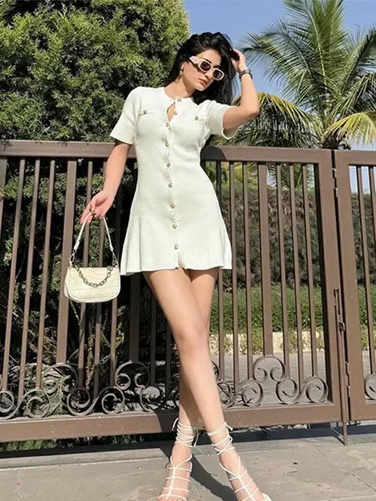 Pletené jednořadé letní falešné kapsy s výstřihem do O-kroju, krátké rukávy, áčkové bílé kancelářské minišaty