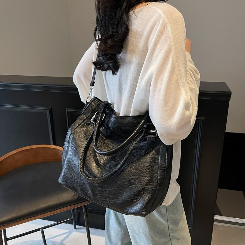 2025 New Shoulder Bag Large Capacity Fashion Texture Handbag Retro Simple Elegant Messenger Bag Women's Bag