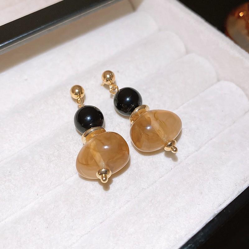 Silver Needle Geometric Stud Earrings: Retro, Light Luxury, Versatile Fashion, Elegant Accessories.