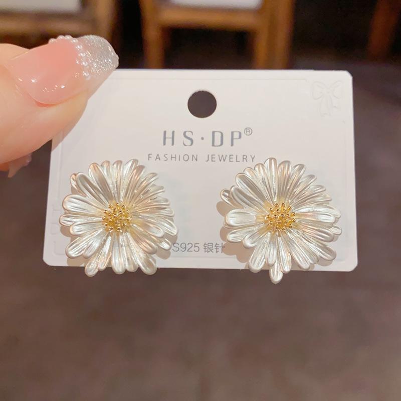 Fashionable, Sweet and Versatile Metal Daisy Earrings, Niche and Simple Design Earrings for Women