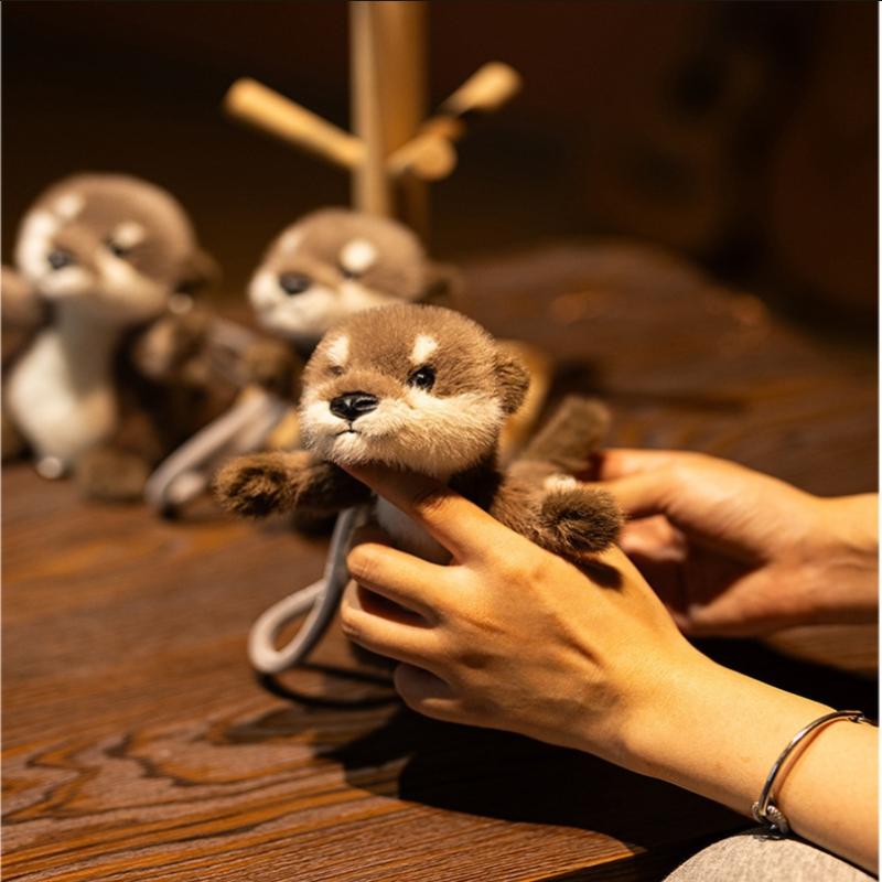 Ciondolo Bambola Lontra Carina Peluche Animale di Simulazione Appeso per Zaino 20cm Decorazione Adorabile per Zaini Scolastici dei Bambini
