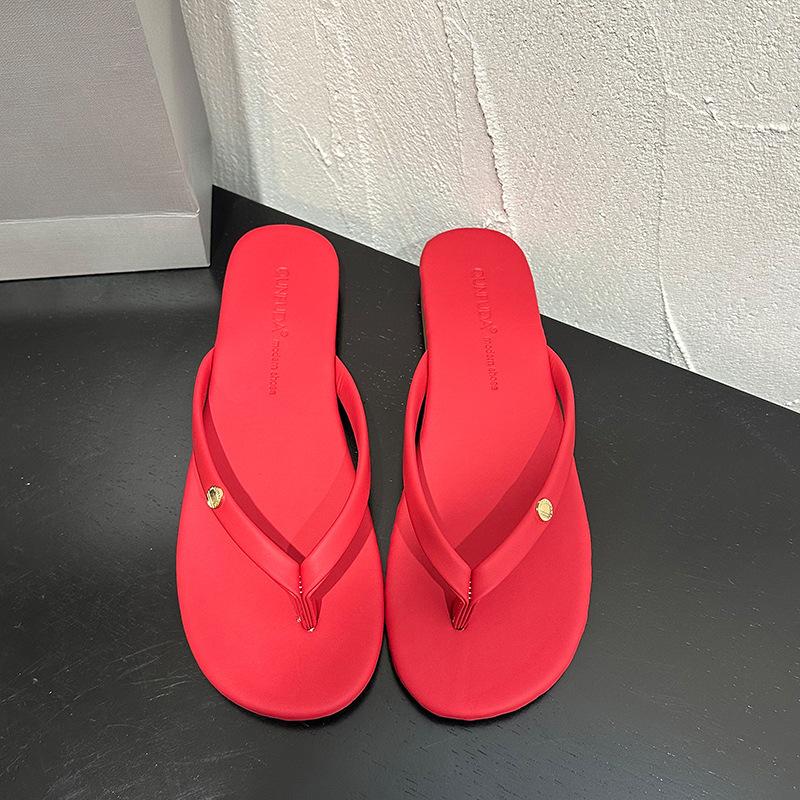 Internet celebrity super fire flat bottom flip-flop slippers women's summer wear 2025 new high-end non-slip cool slippers