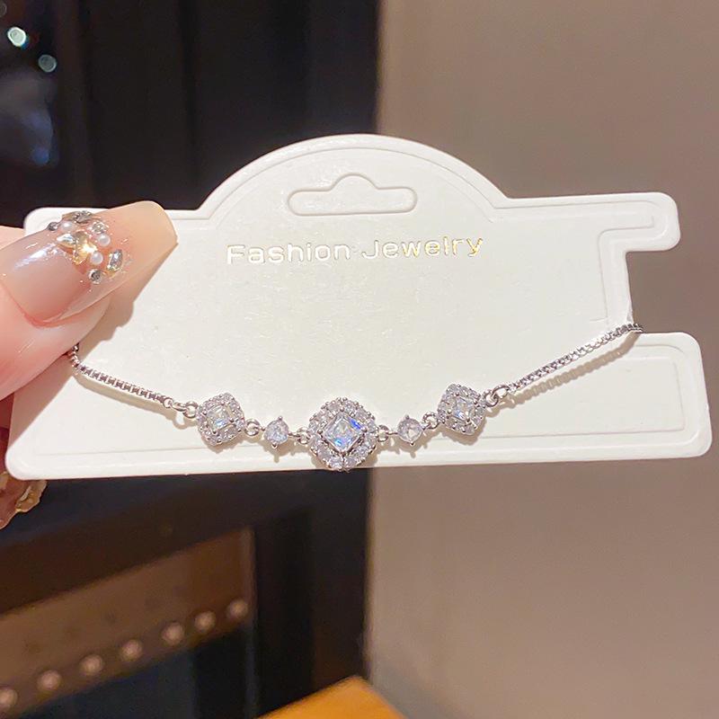 

Korean Style Cubic Zirconia Round Openwork Bracelet: Elegant, High-End, Versatile Hand Jewelry Design.